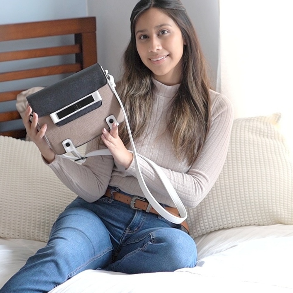 Meet your Posher, Nicole - Picture 5 of 6